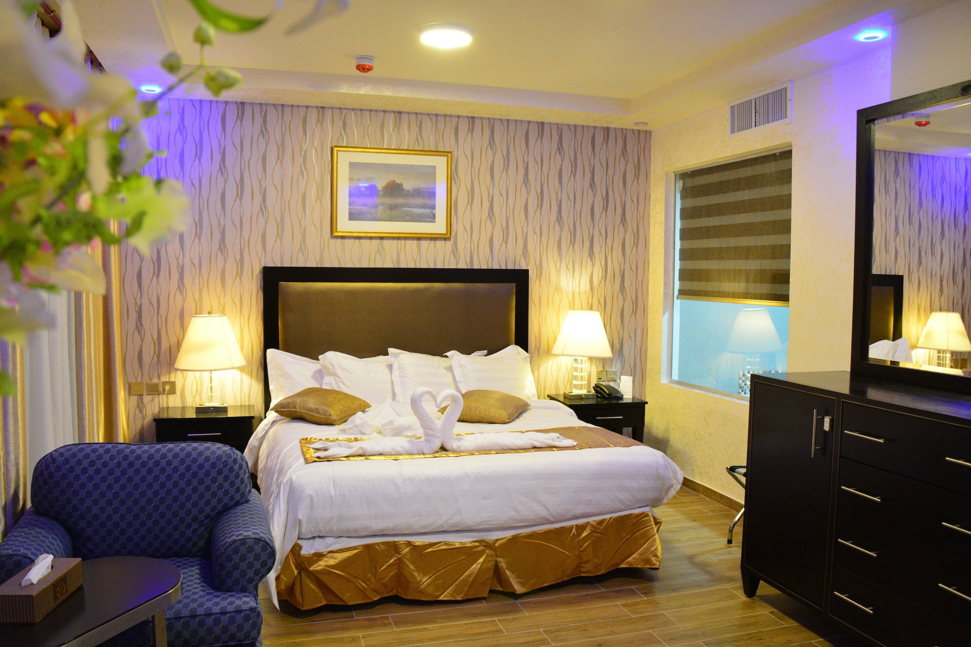 HONEYMOON, KING BED