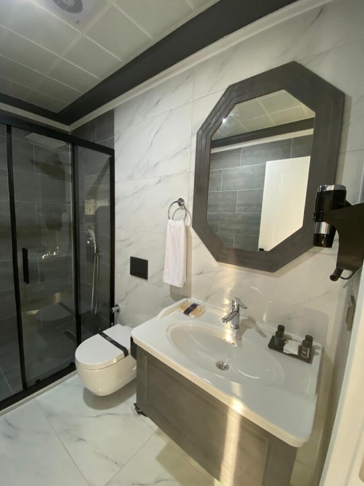 Nenessa Hotel 19/20