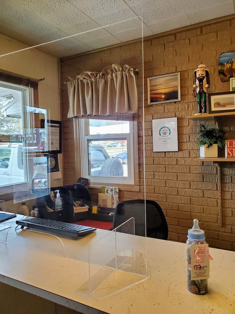 Sunset Lodge Escanaba 27/32