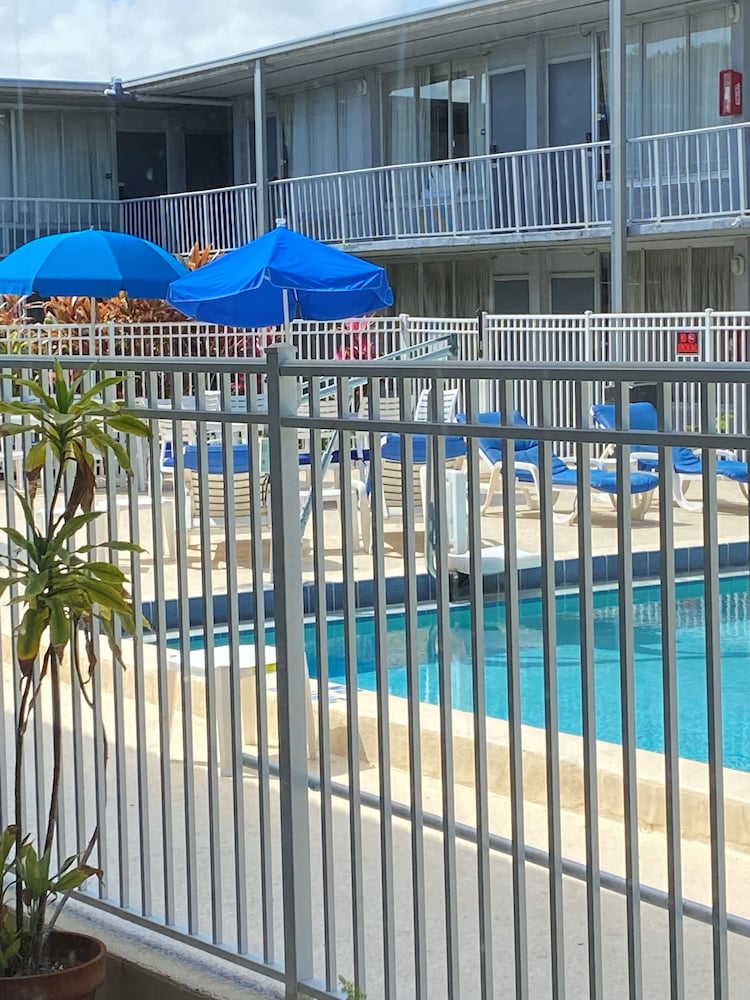 Days Inn by Wyndham Stuart 36/70