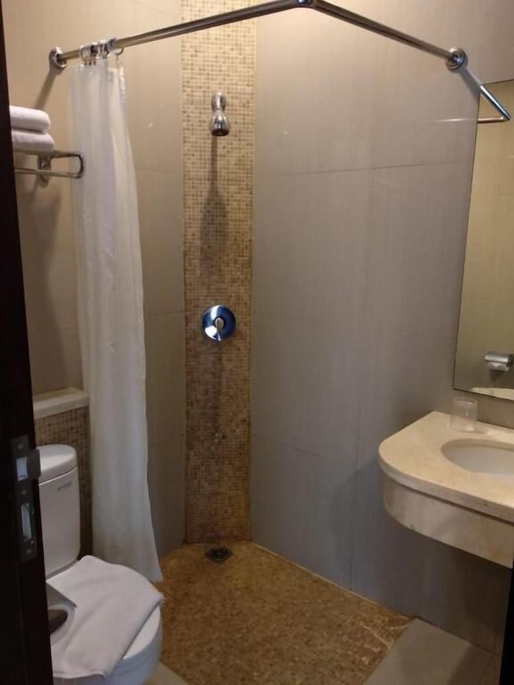 Oasis Siliwangi Sport Hotel 46/48