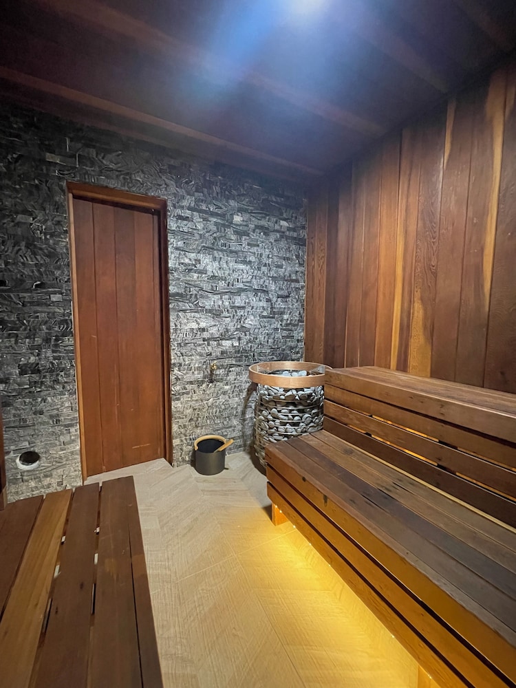 Inn At Highway 1 34/61