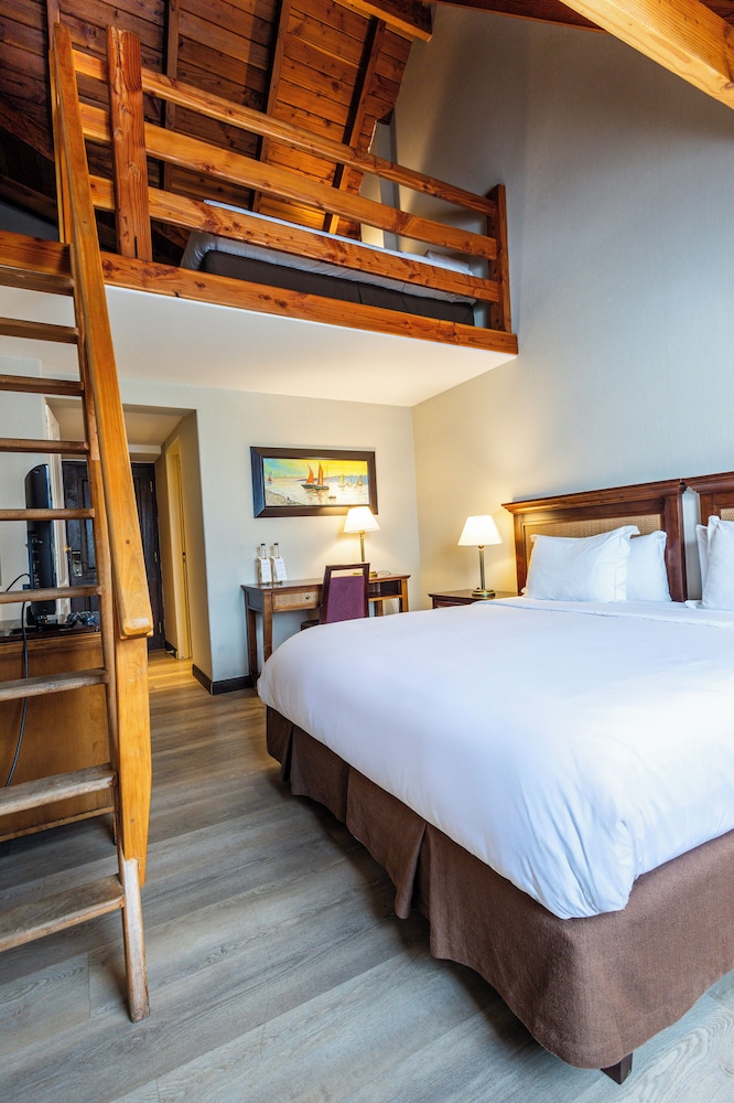 Family, Queen and Twin Beds, Partial Lake View