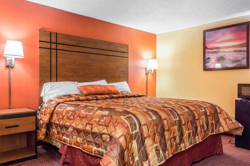 Econo Lodge Vineland 8/20