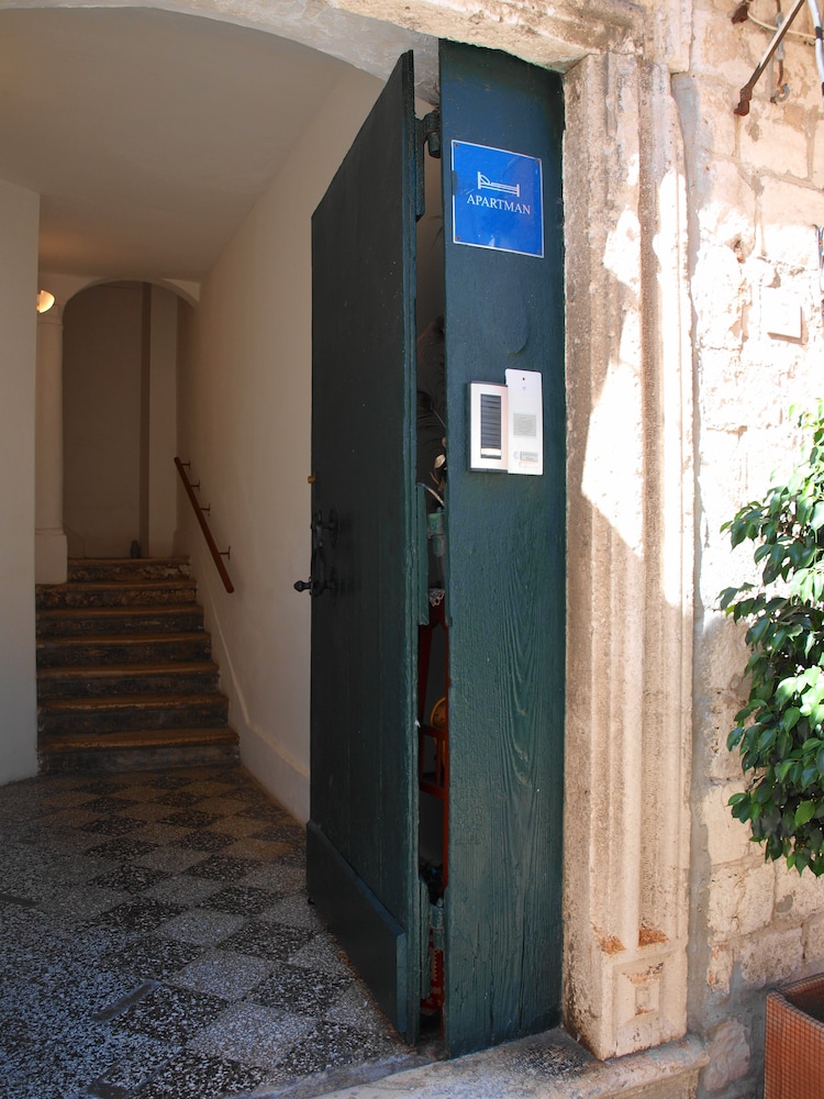 MirÓ Studio Apartments 2/50
