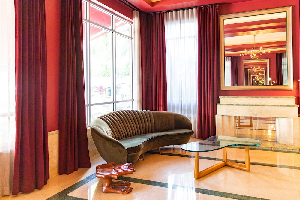 CREST Hotel & Suites 40/66