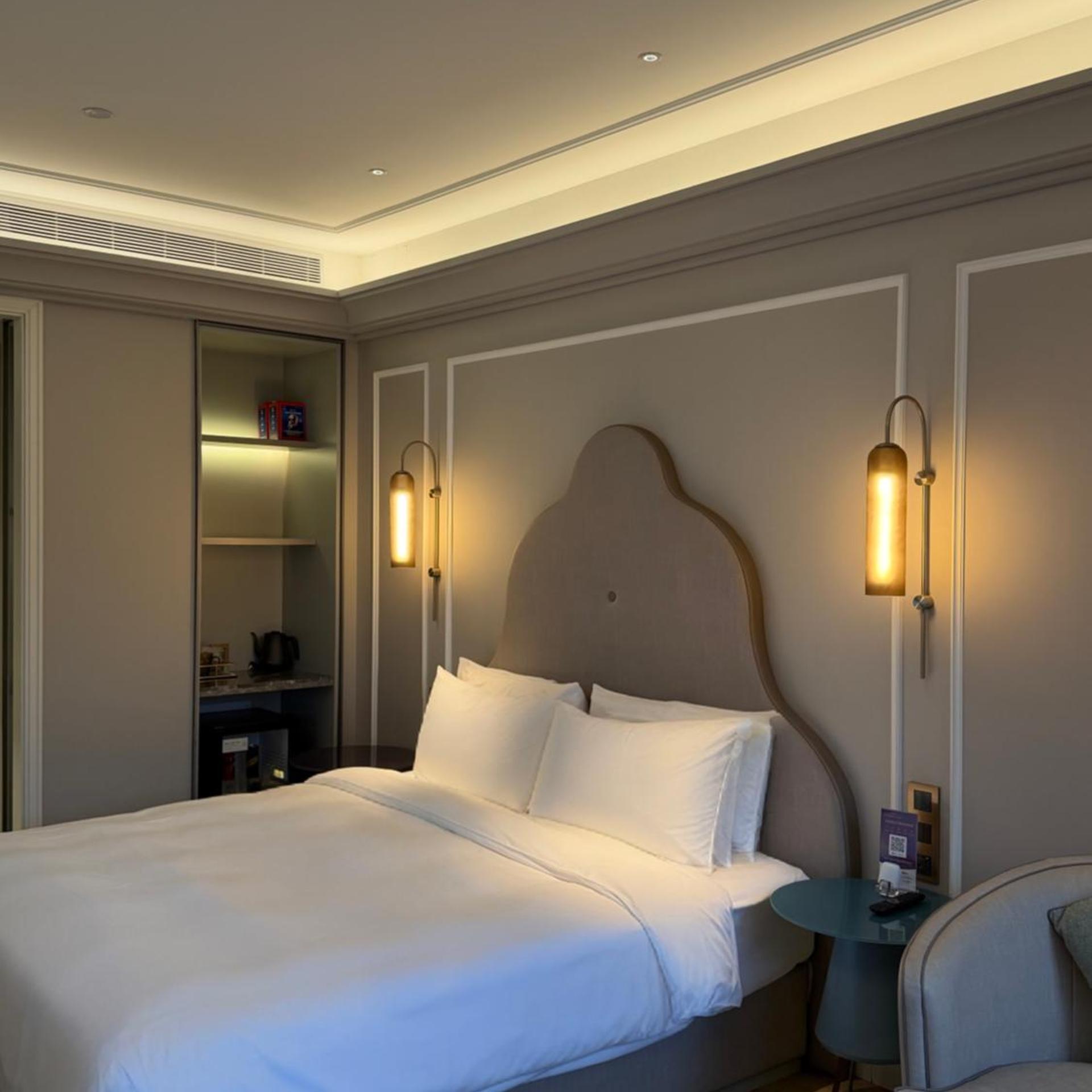 Deluxe, King Bed, Side Ocean View