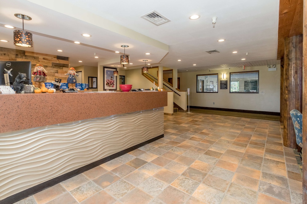 White Pines Inn & Suites of Holland 7/48