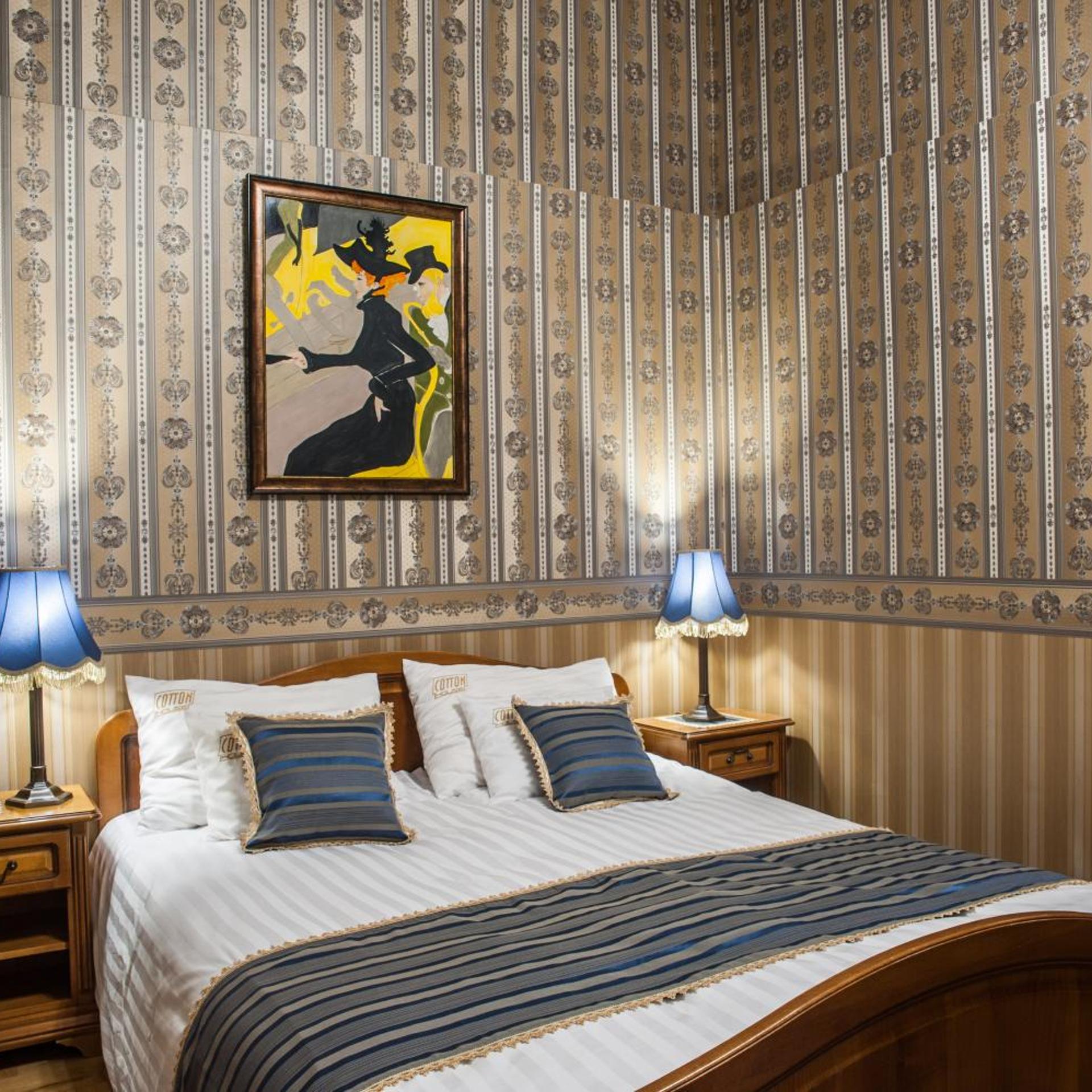 ROOM, DOUBLE BED, NO WINDOW
