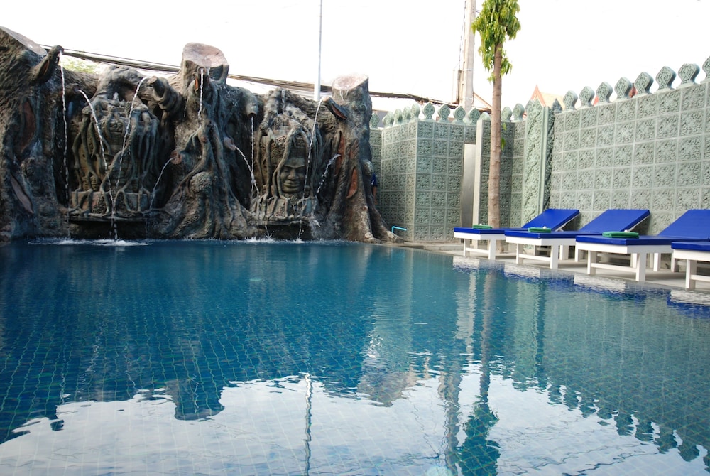 Royal Crown Hotel & Spa 10/70
