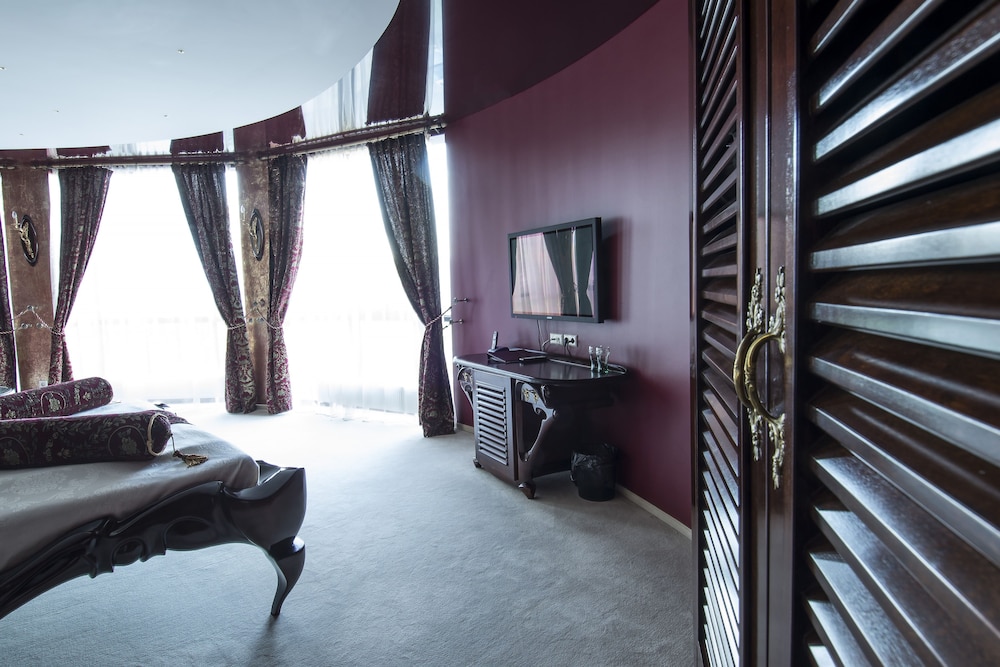 Port Hotel 17/50