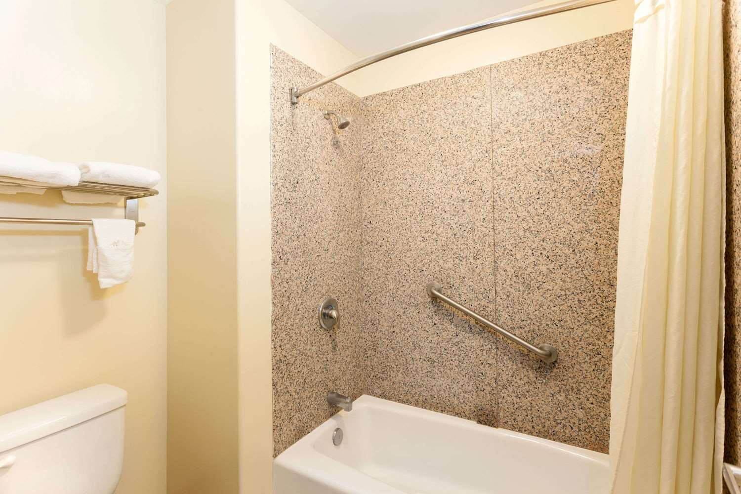 Travelodge By Wyndham Brea 27/29