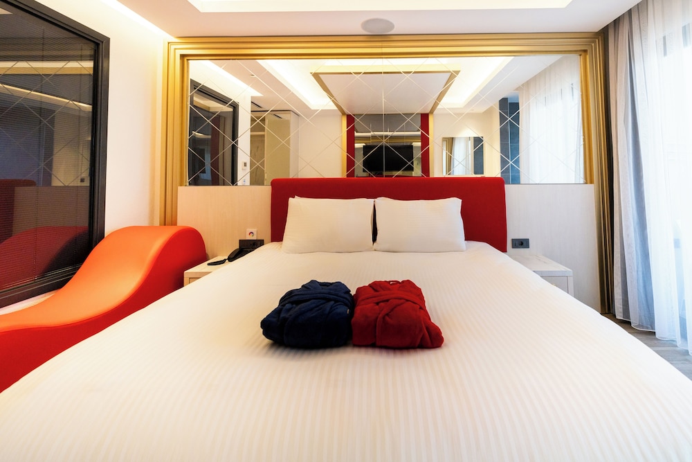 Granada Luxury Red Adults Only 16 25/45