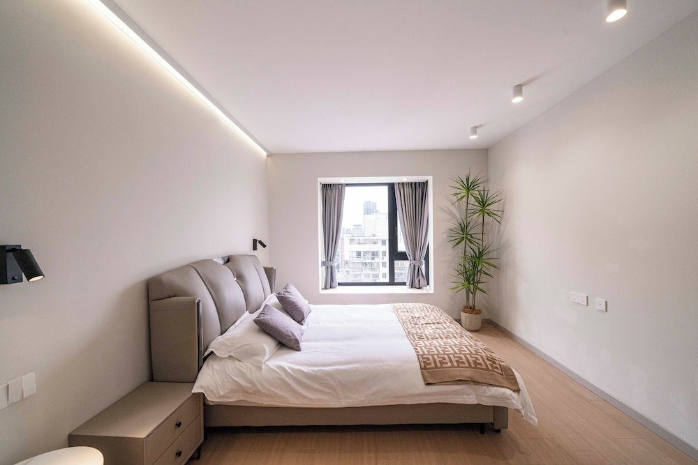 Elite, Apartment, 1 Double and 2 Queen Beds, Book and Bed-People's Square 3/10