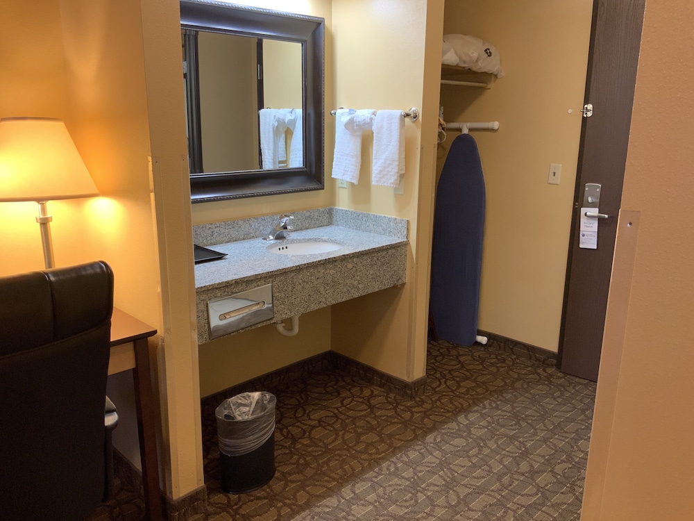 Best Western Sawtooth Inn & Suites 32/34