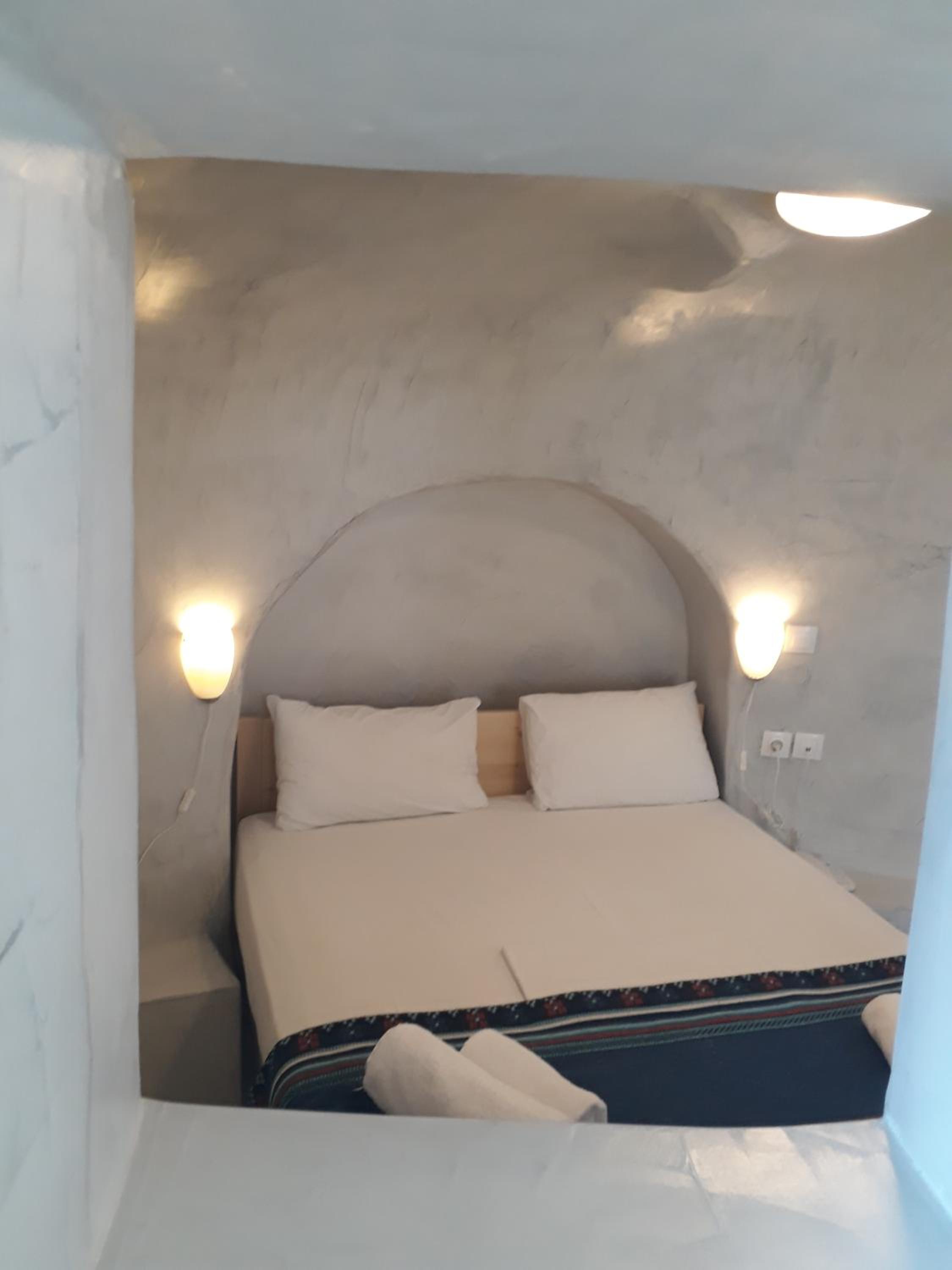 Cave, Traditional, Studio, Caldera View