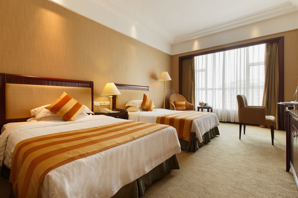 GRAND ROYAL HOTEL 13/24