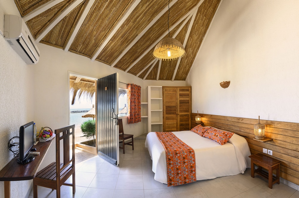 Superior, Queen Bed, Beach Side