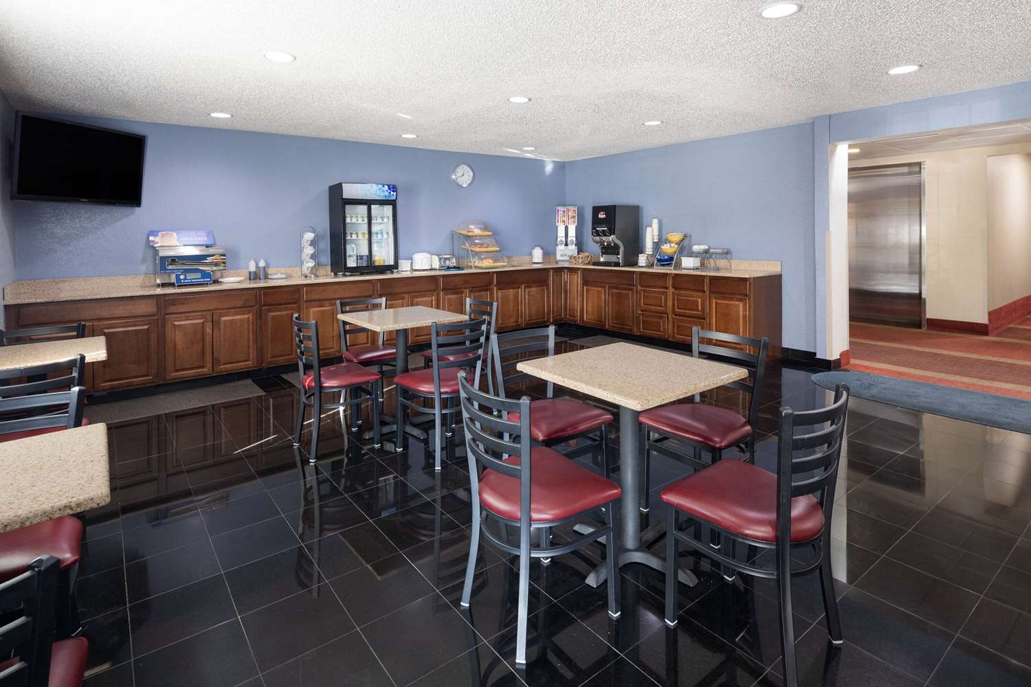 Days Inn & Suites by Wyndham Green Bay WI. 26/38