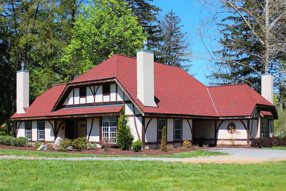 Hillbrook Inn 1/50