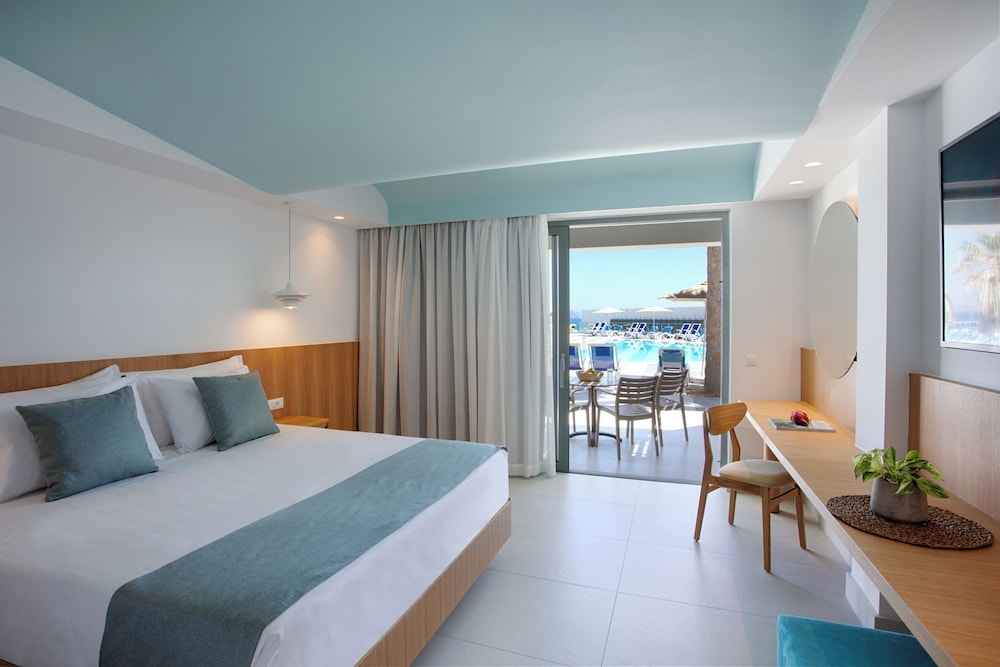 Swim Up, Family, Queen and Twin Beds