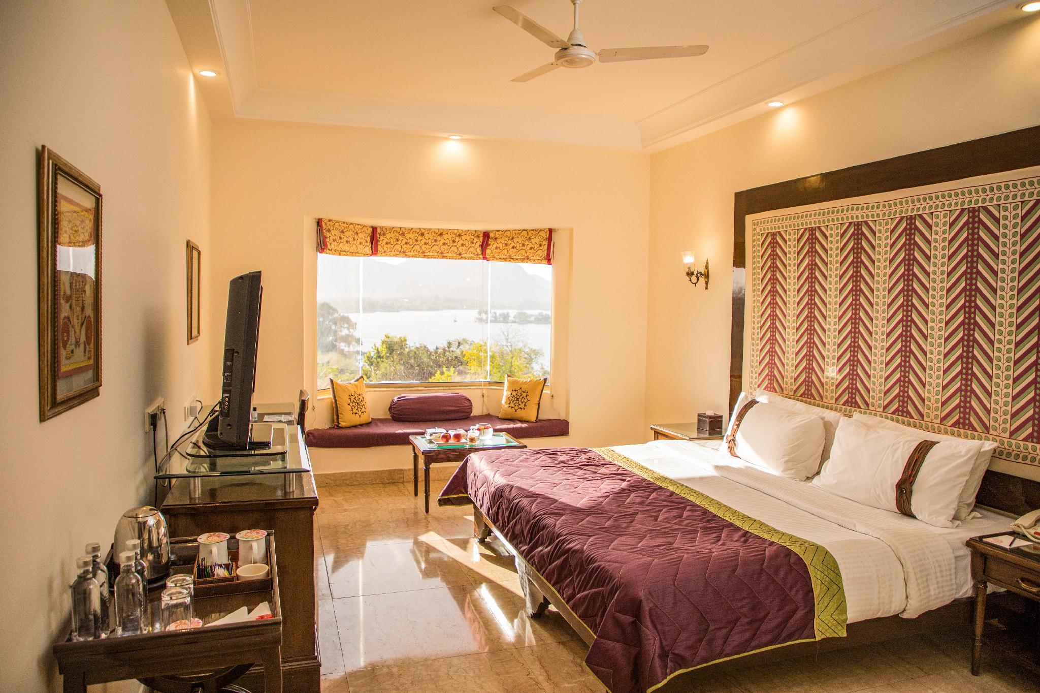 Deluxe, King Bed, Lake View