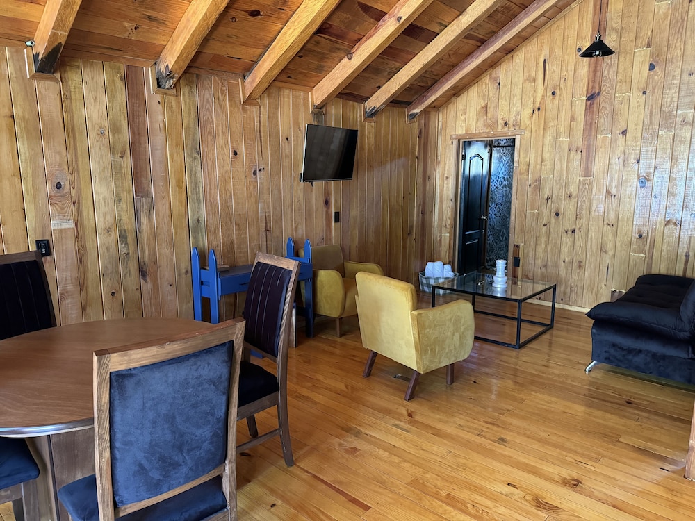 PINE TREE Hotel Boutique and Cabanas 44/56