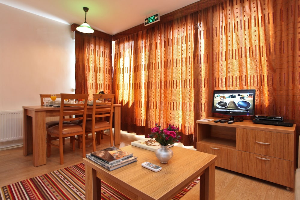 Three Apples Suites 32/39