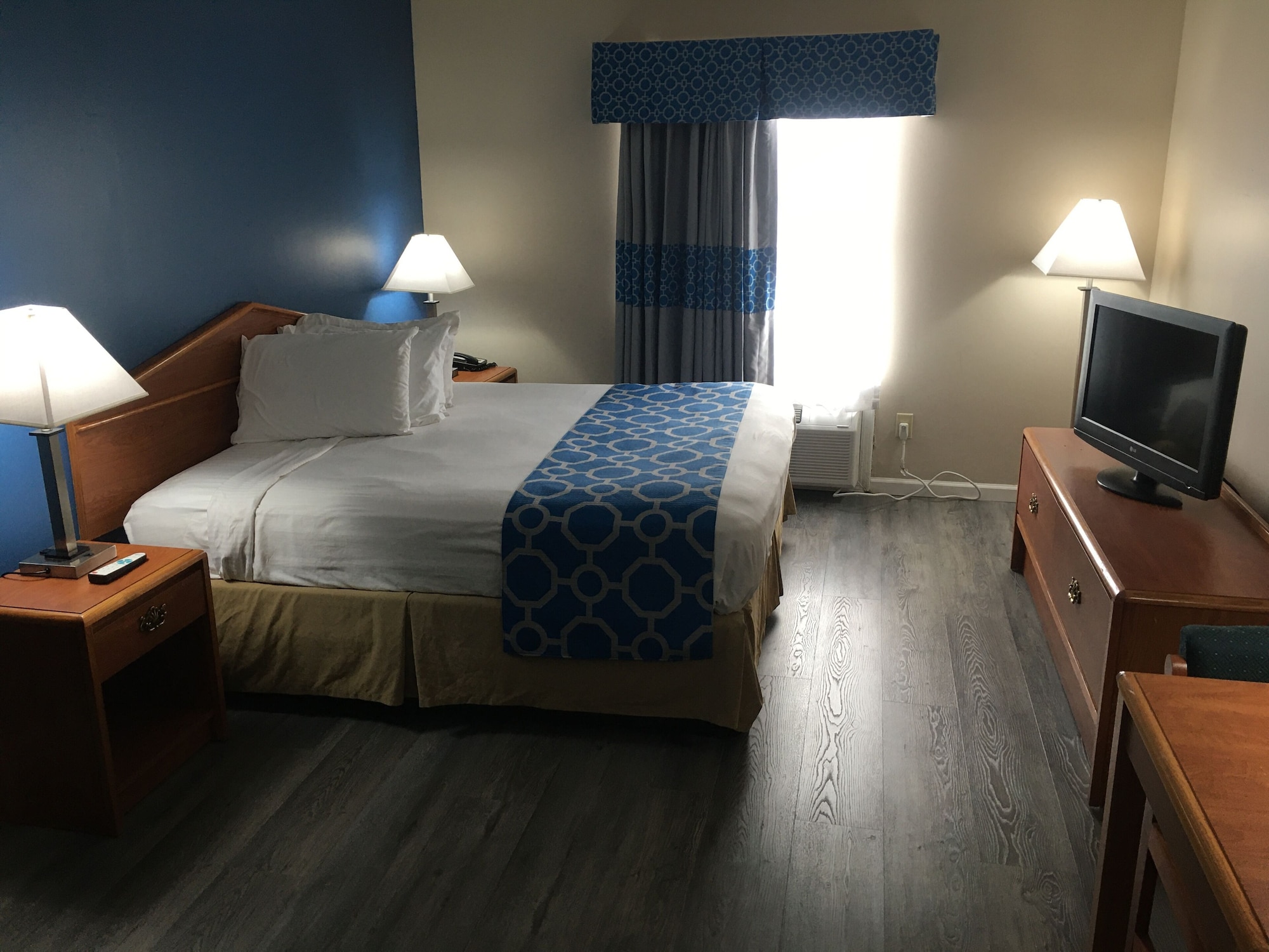 غرفة بسرير كينج لذوي الإعاقة، Baymont by Wyndham Adairsville 2/5