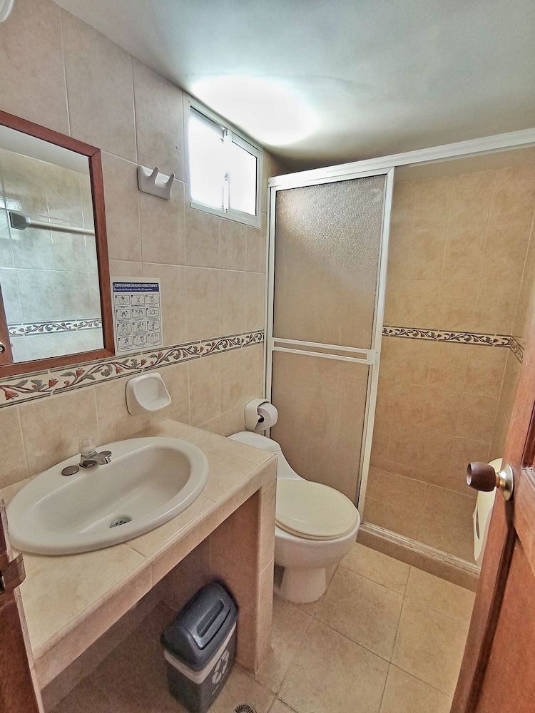 Hotel Brisas Marinas 27/28