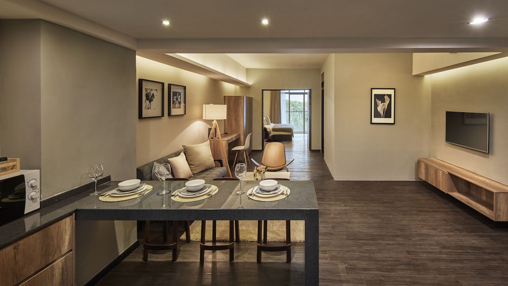 Tropics Eight Suites 47/61