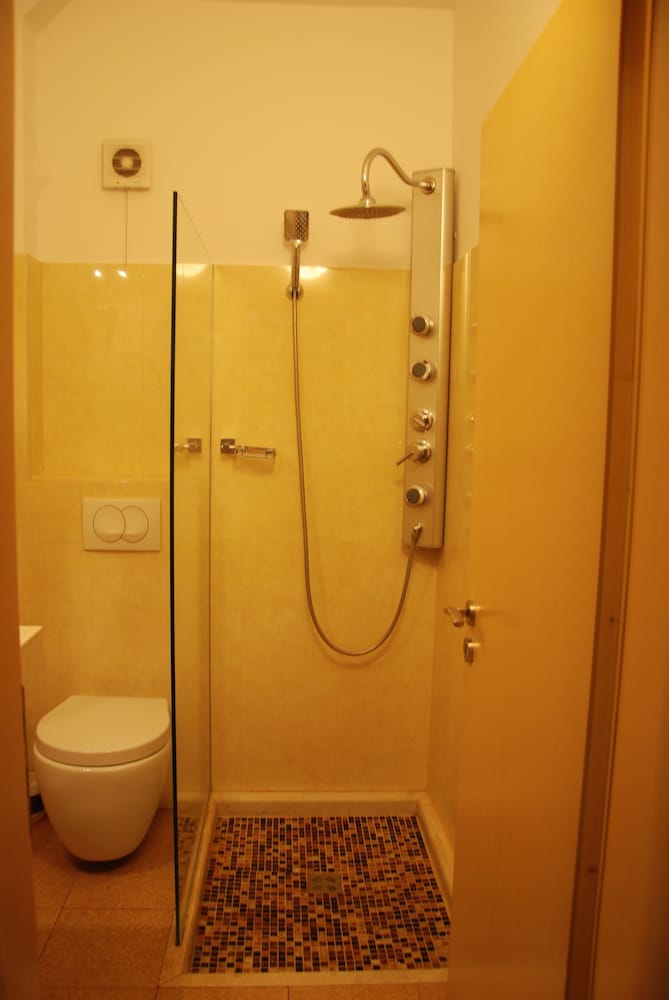 Gega Hotel 48/49