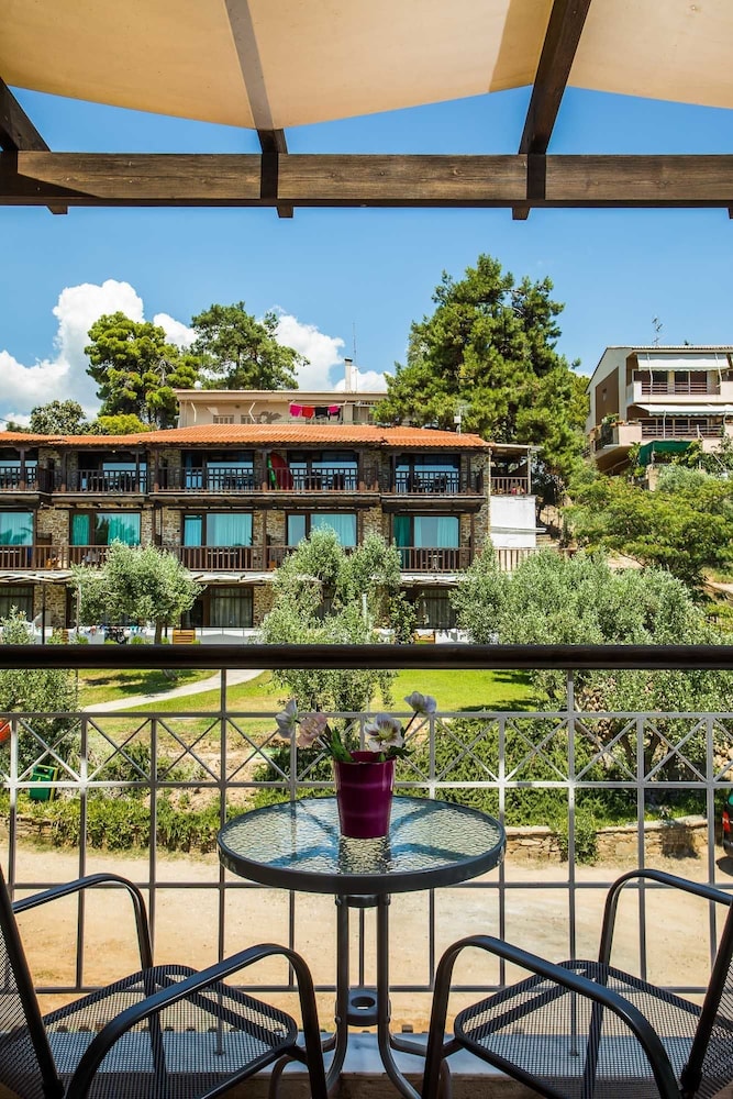 CORAL BLUE BEACH HOTEL in GERAKINI