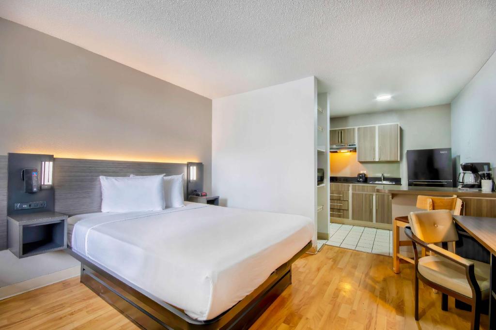 ROOM, QUEEN BED, ACCESSIBLE