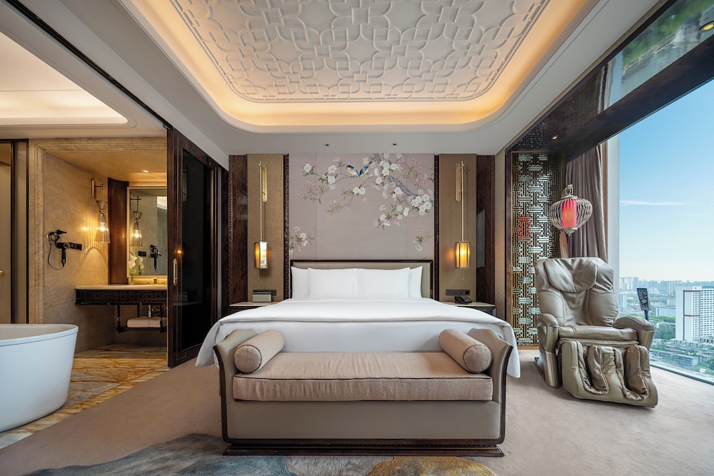 Grand, Deluxe, King Bed, River View, Wanda Reign Chengdu 6/10