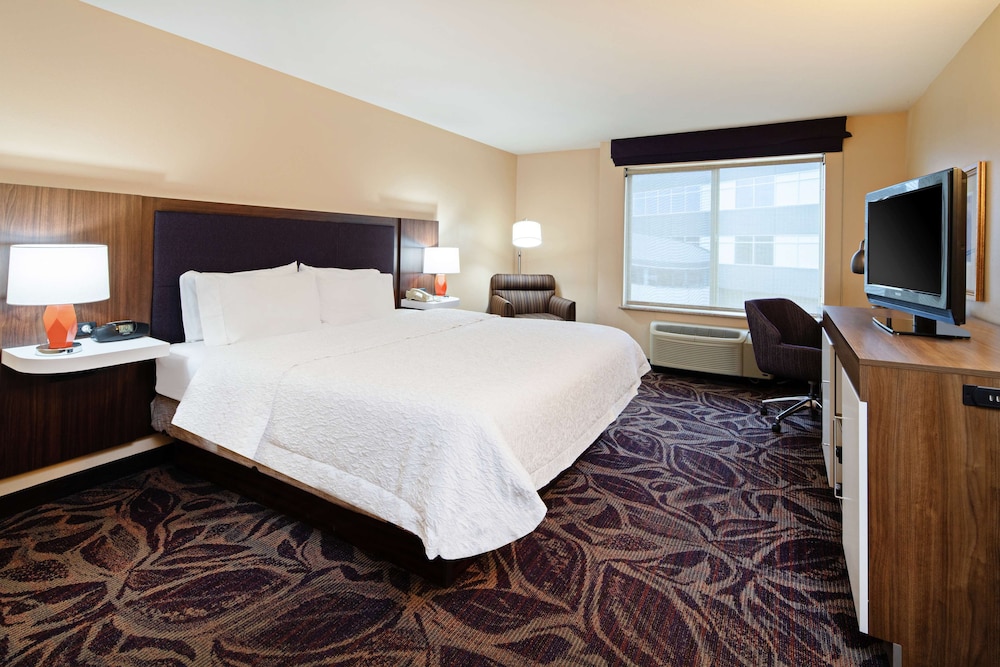 Hampton Inn Suites Bremerton 18/57
