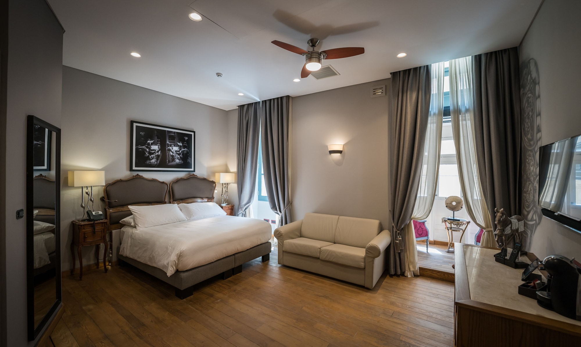 DELUXE, DOUBLE OR TWIN BED