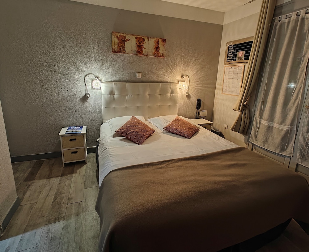 Auberge Des Pins 7/42