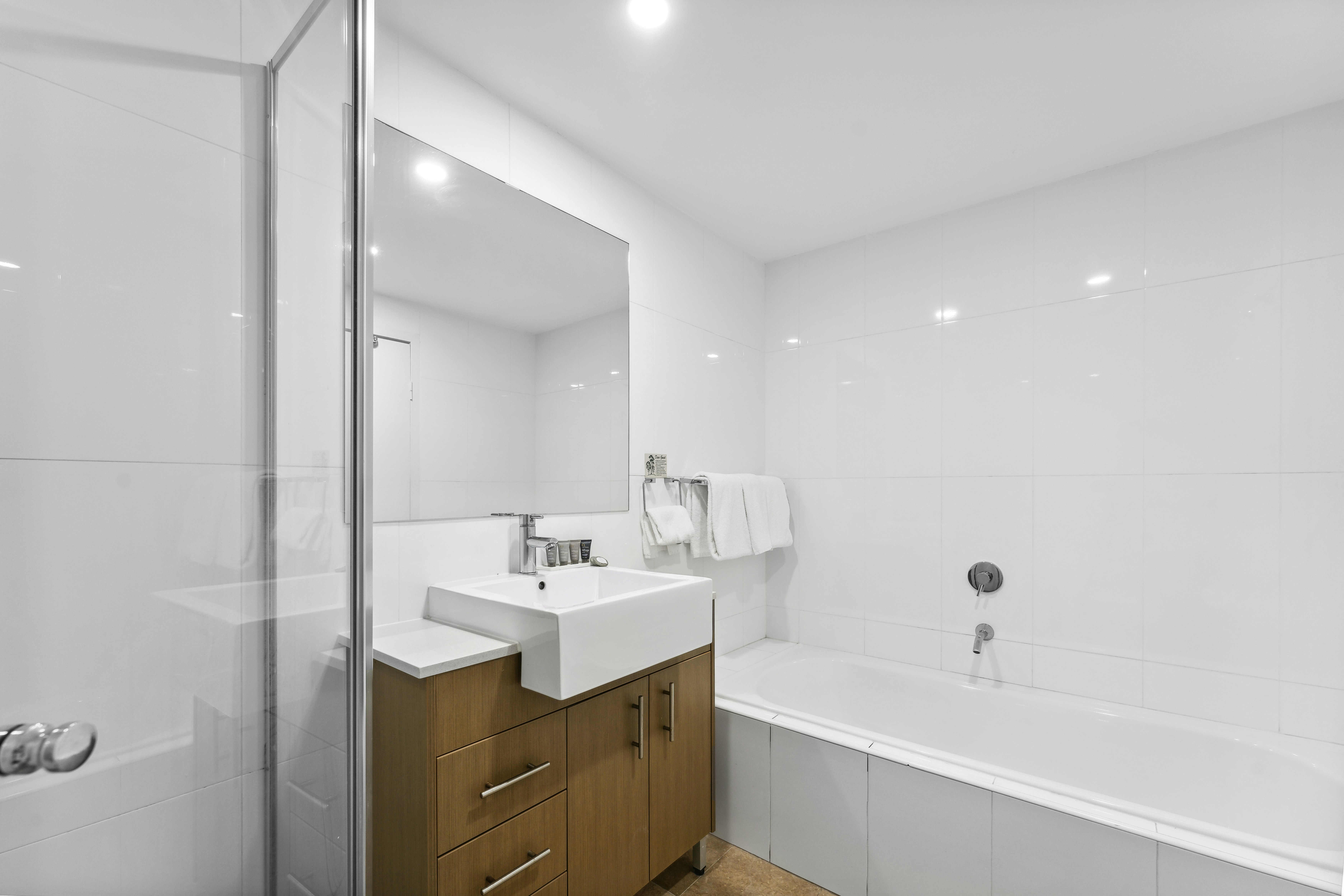 Apx World Square Apartments 50/52