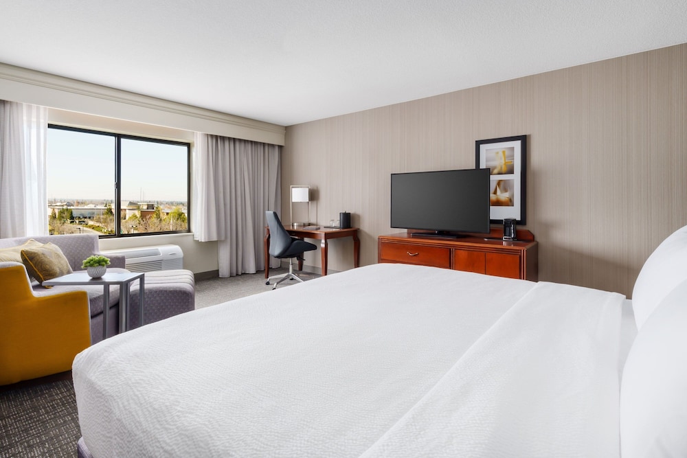 غرفة بسرير كينج مع أريكة لذوي الإعاقة، Courtyard by Marriott Roseville Galleria Mall/Creekside Ridge Drive 3/6