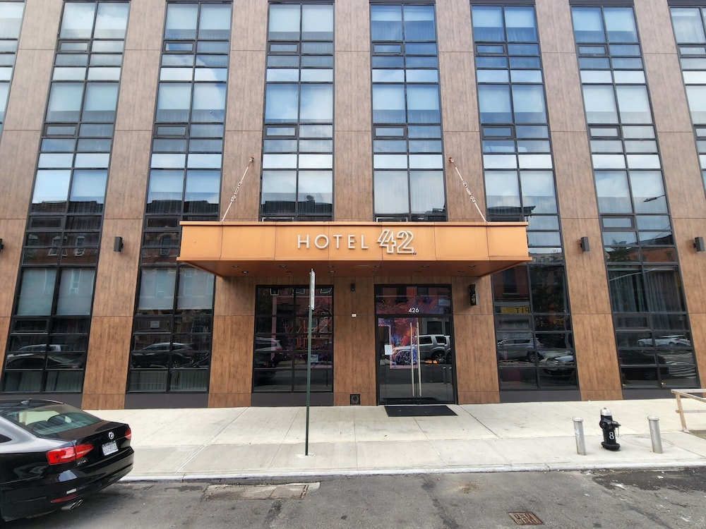 Hotel 42 4/48
