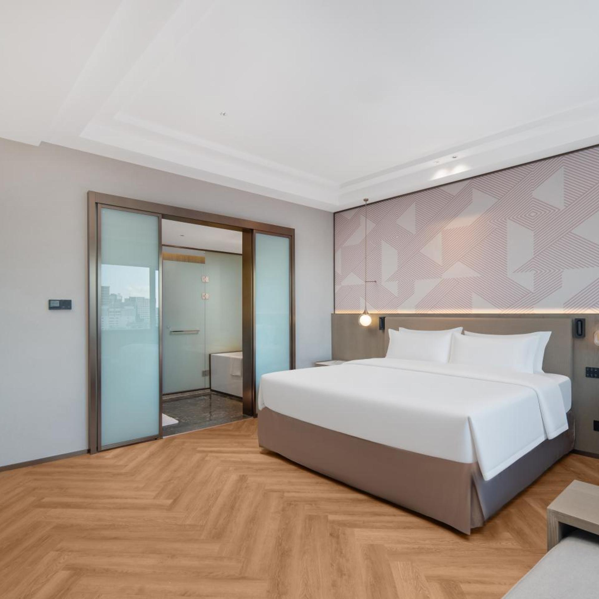 Deluxe, King Bed, Smoking