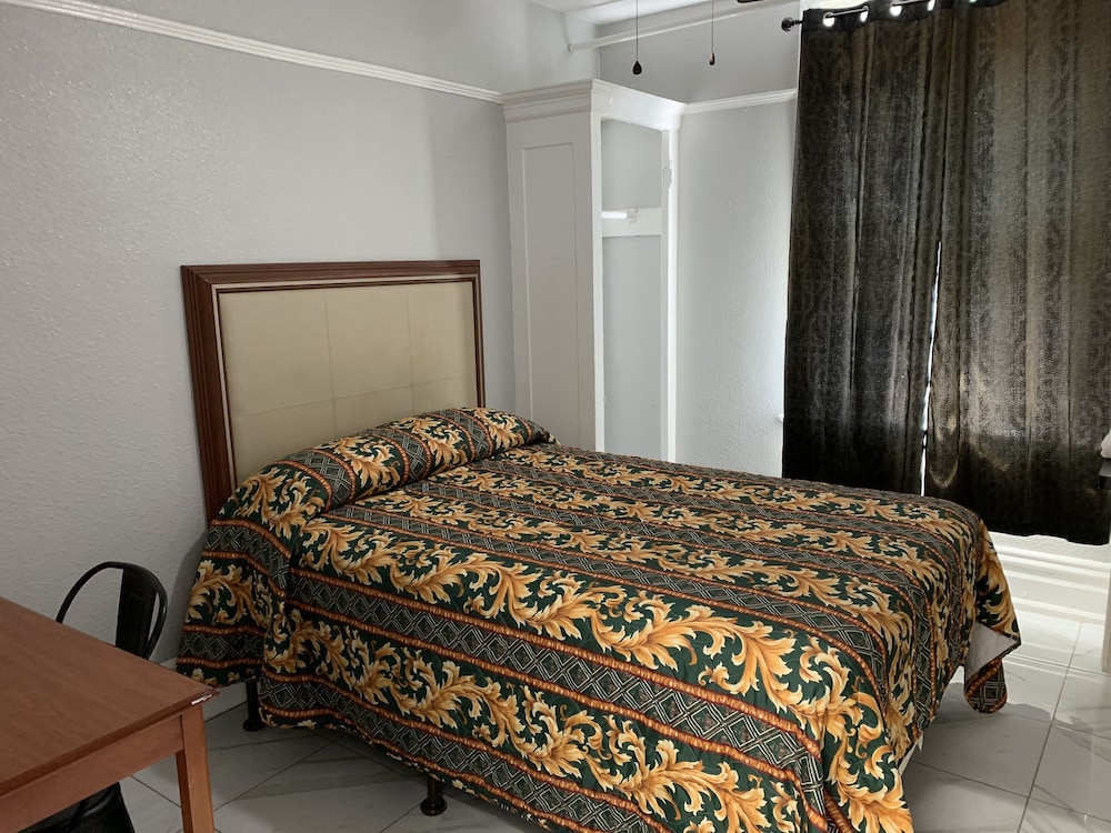 Adrian Hotel 50/66