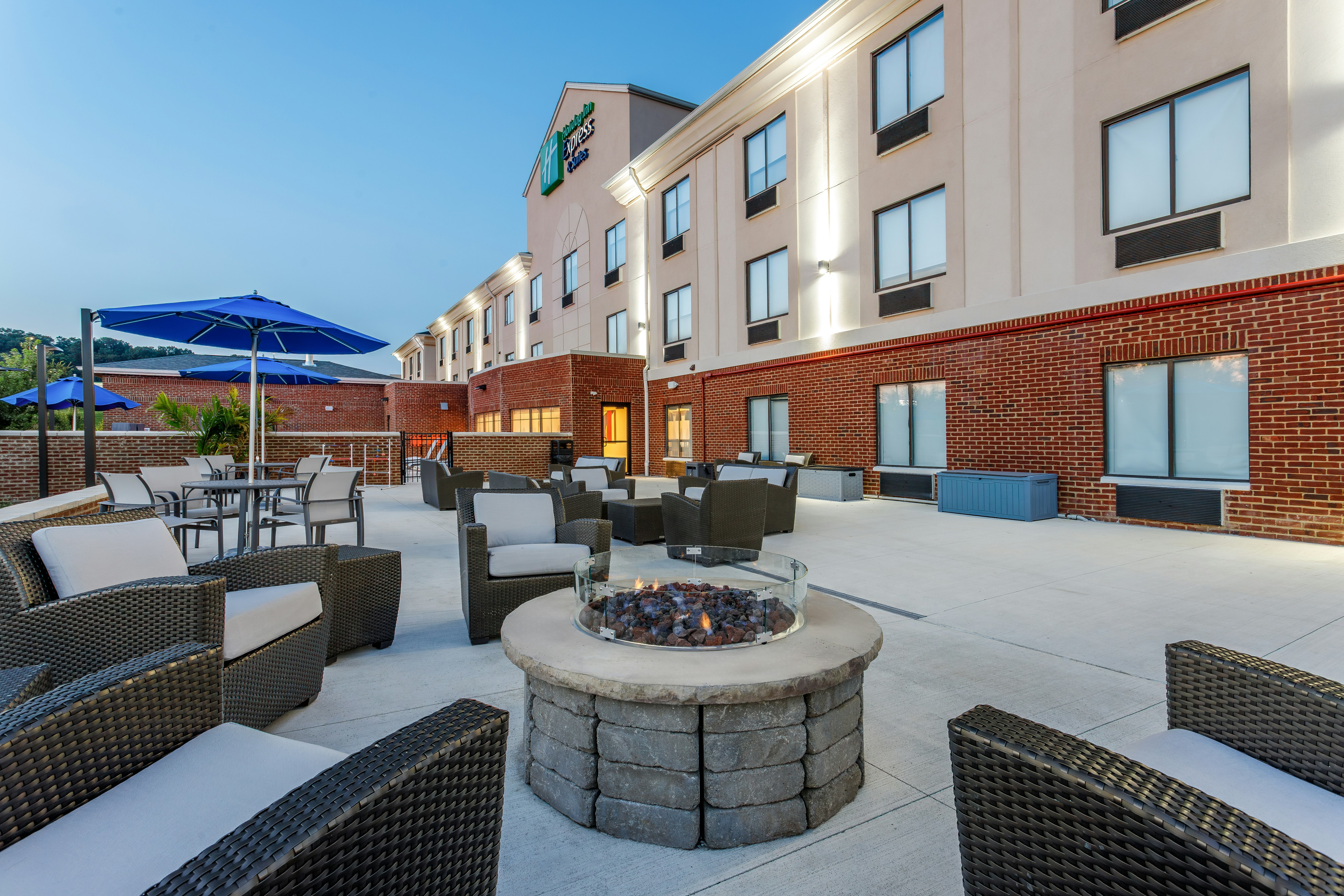 Holiday Inn Express Hotel And Suites Lancaster 69/72