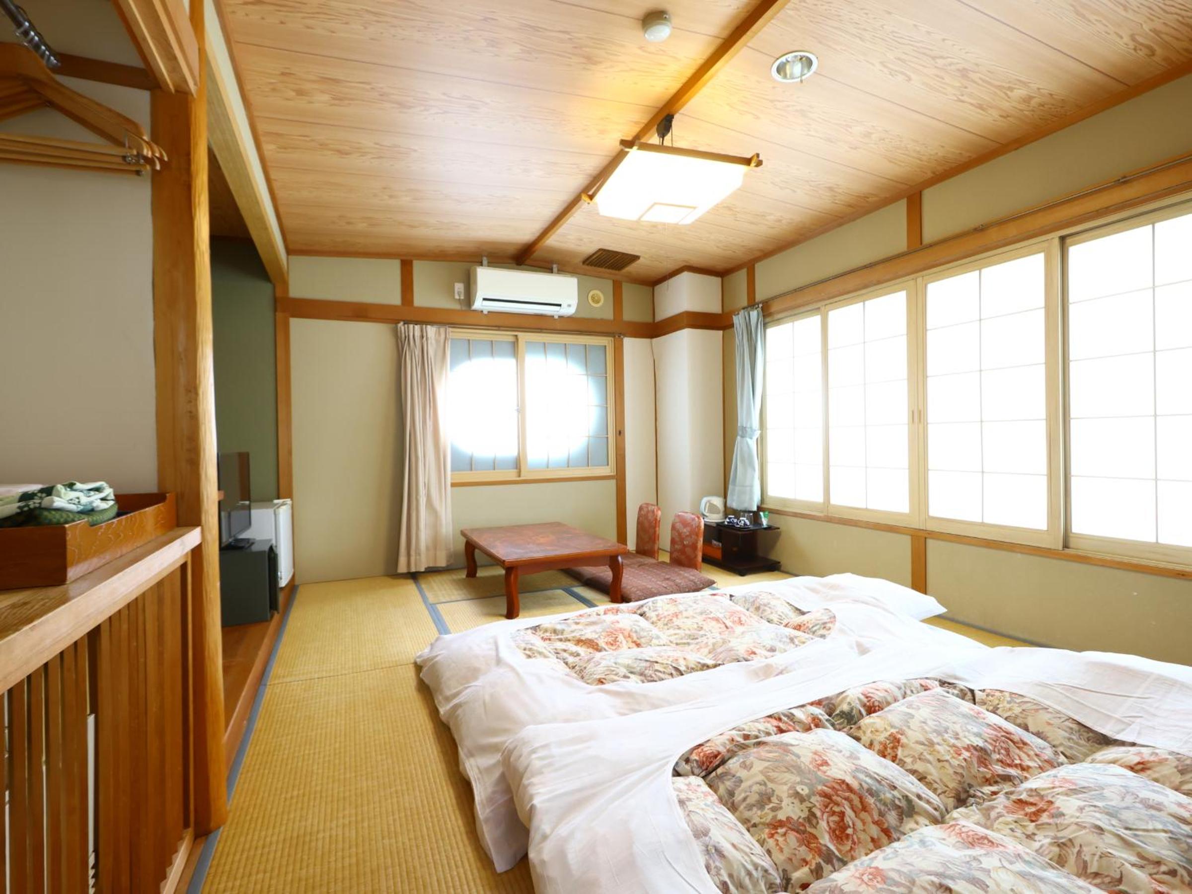 JAPANESE, SHARED BATHROOM