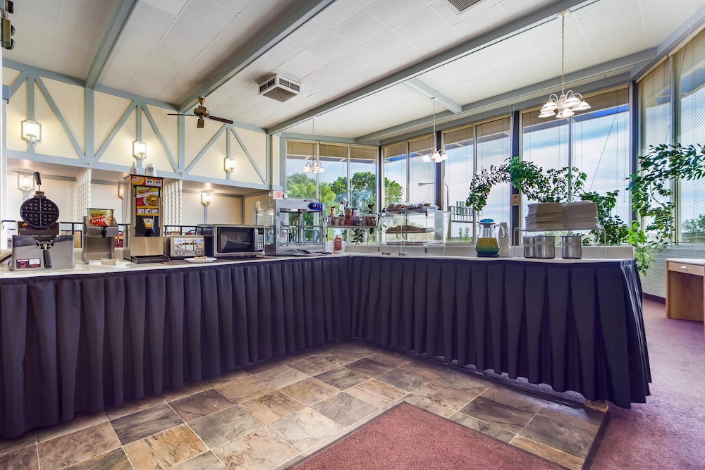 Hospitality Inn & Suites 4/37