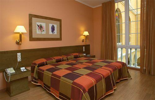 Room, Triple