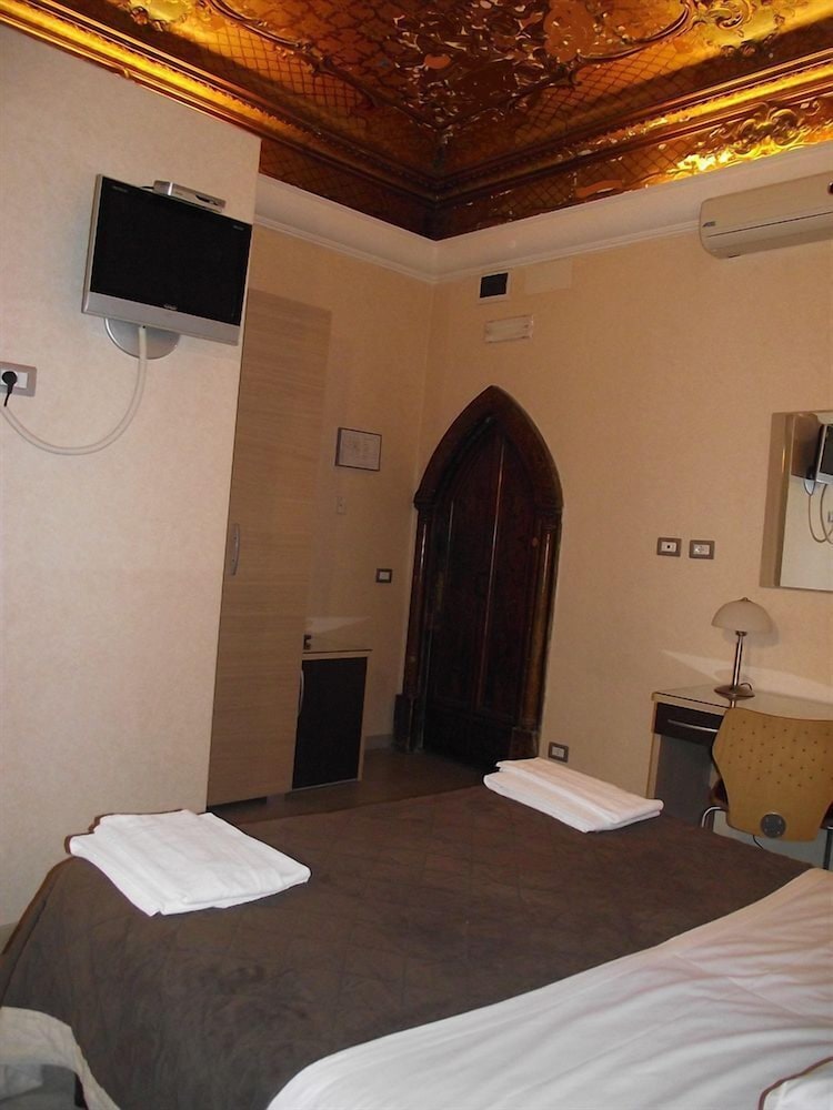 Elide Hotel 40/49