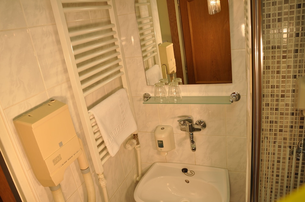 Hotel Nikolas 49/50
