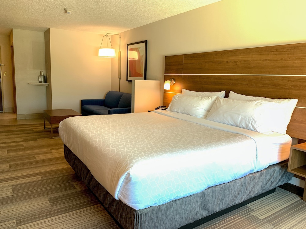 SUITE, KING BED, SOFA